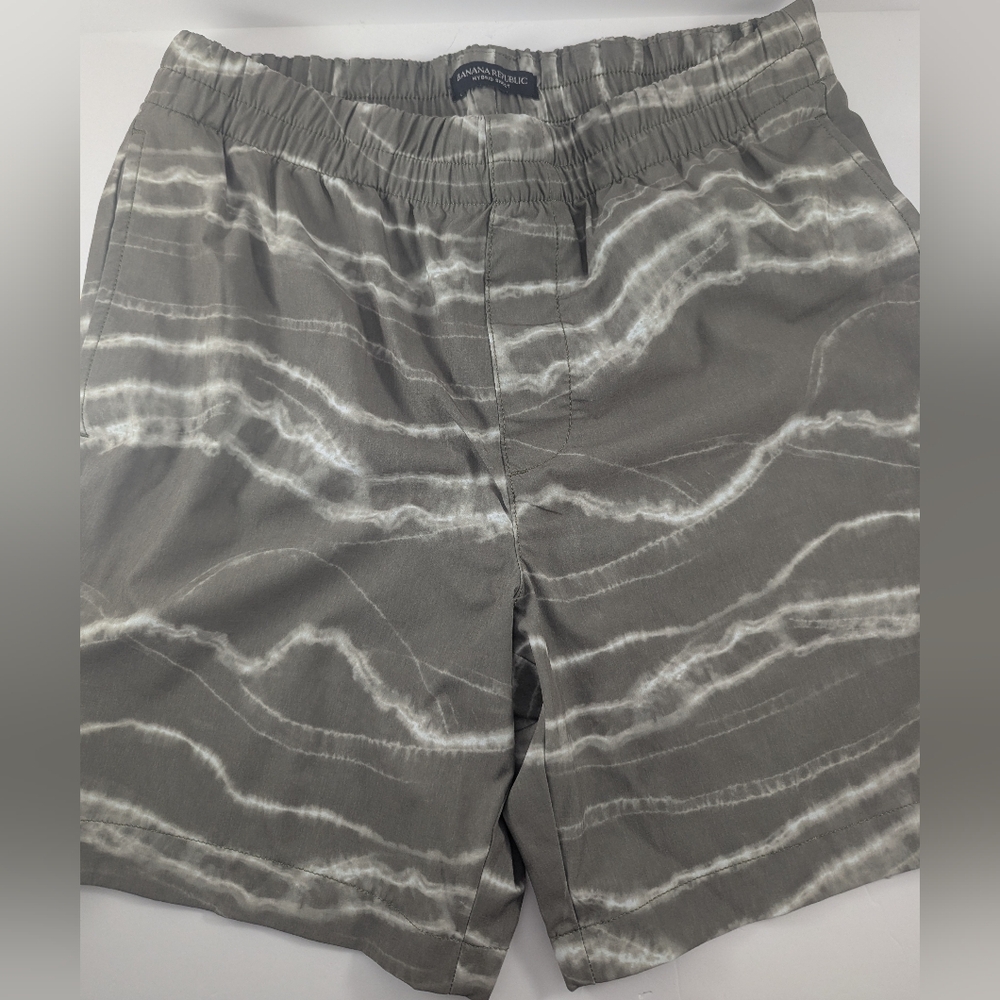 Banana Republic Green Tie-Dye Hybrid Short